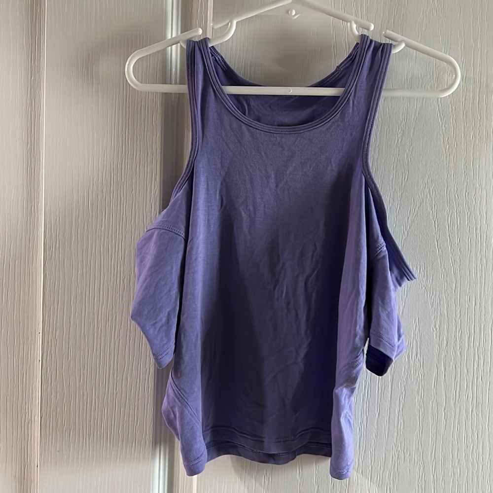 Adorable purple lululemon cropped shirt with cut out shoulders.